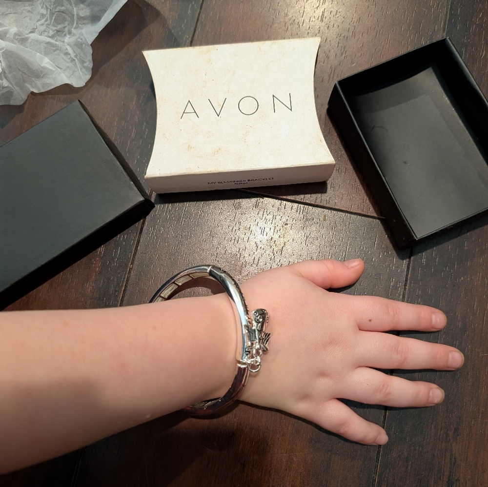 Avon Bracelet for Mom 'My Blessing  Sisters with Angel charm Silver tone
